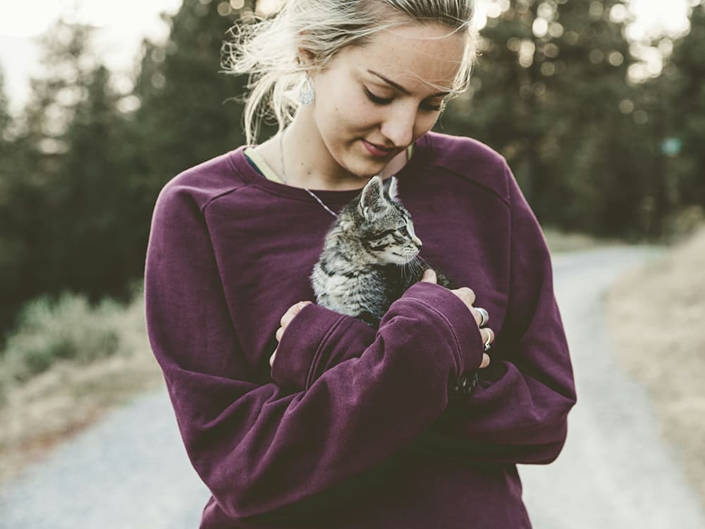 japheth-mast-Ga6z9QD8yvw-unsplash Girl and cat