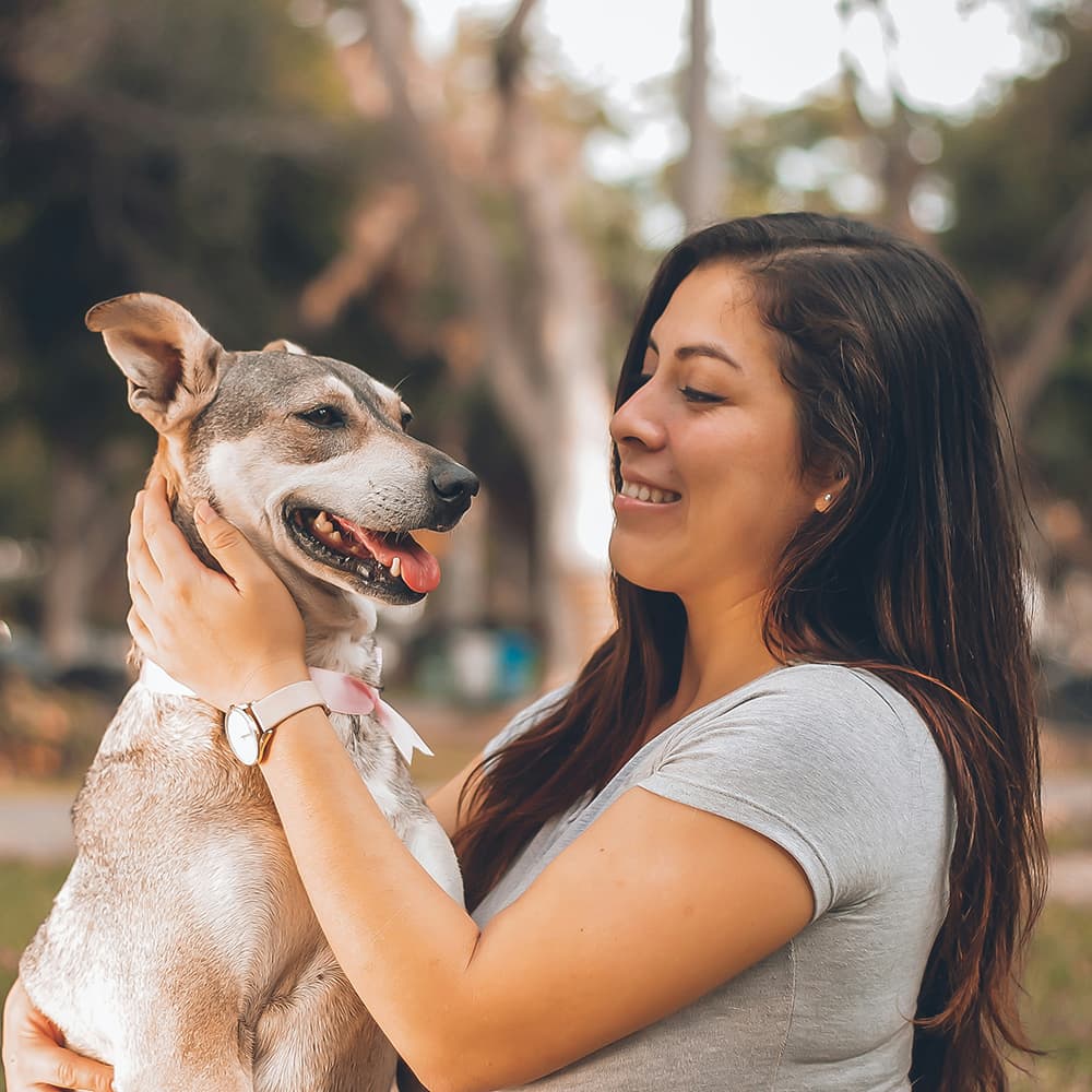manuel-meza-KvKop_a_EXw-unsplash Woman with her dog