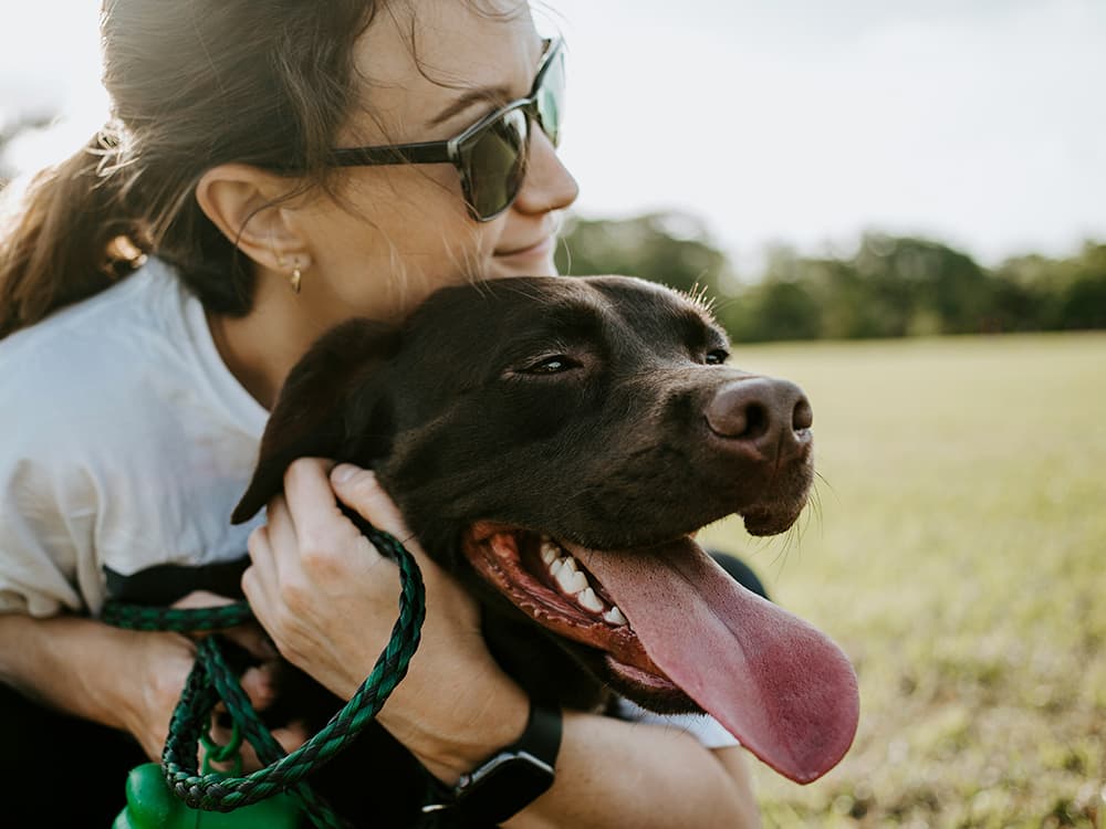 wade-austin-ellis-FtuJIuBbUhI-unsplash Girl and dog smiling
